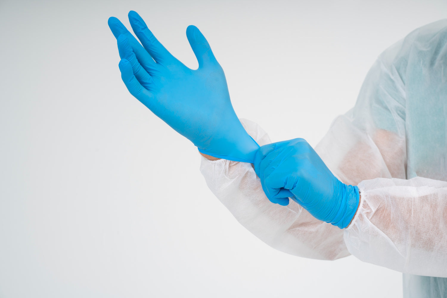 Guantes de laboratorio: Nitrilo vs. látex (resistencia química y usos) - Mercalab