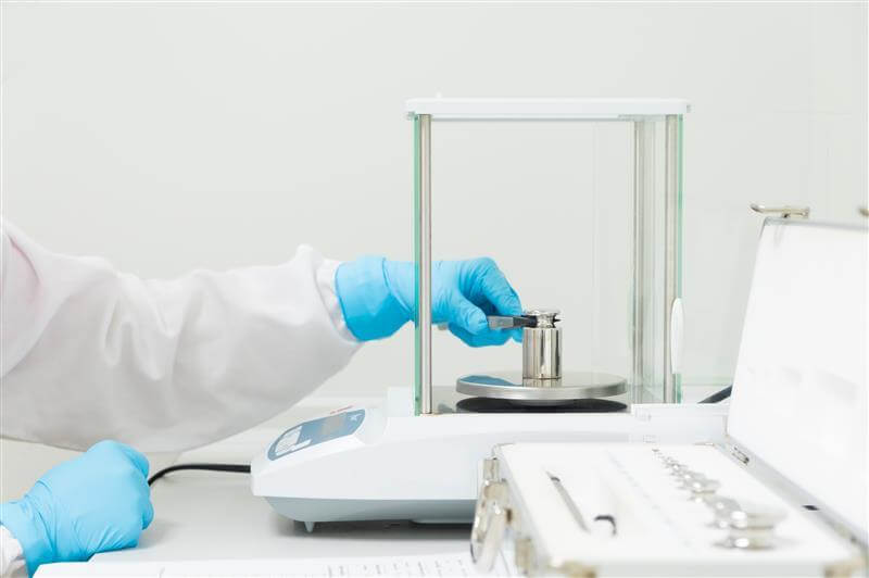 Cómo calibrar una balanza analítica para resultados precisos
