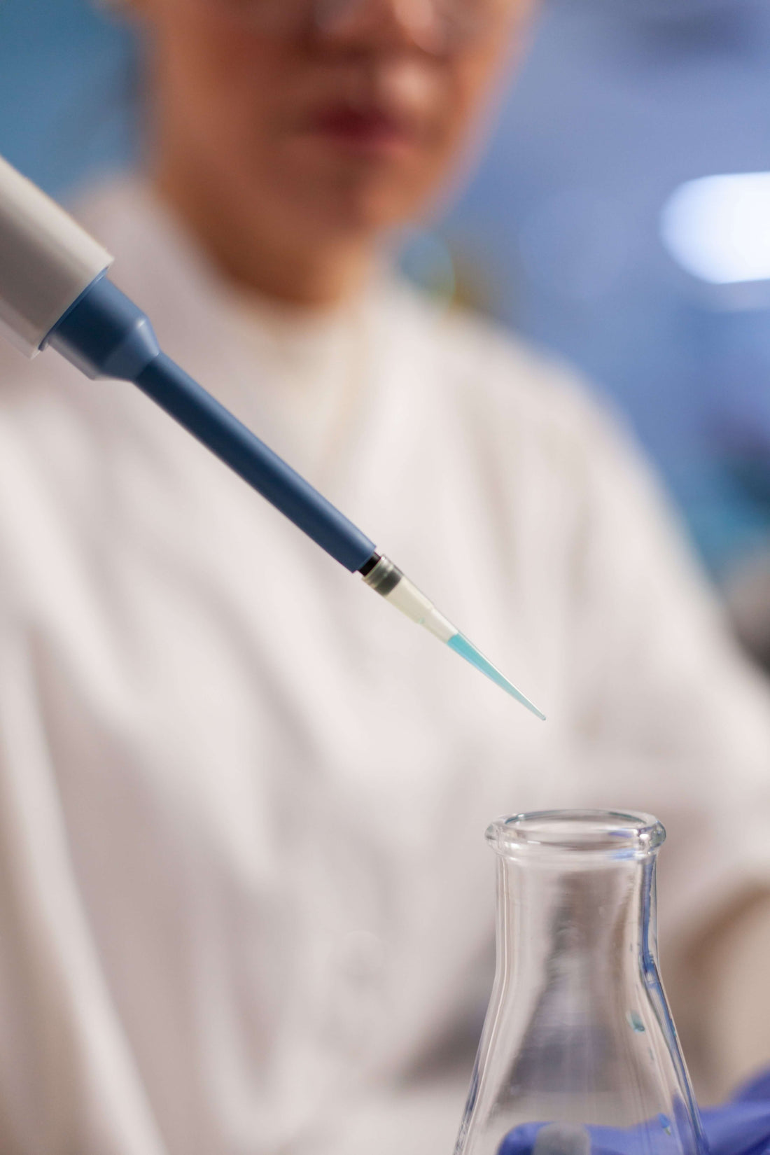 Pipetas automáticas vs. manuales: ¿cuál elegir y por qué?